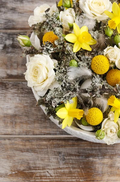 Lente bloemen regeling met narcissen en witte rozen — Stockfoto