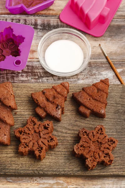 Decorare biscotti di cioccolato di pan di zenzero di Natale — Foto Stock