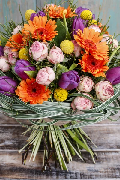 Bouquet di margherite gerbere arancioni, tulipani viola e rose rosa — Foto Stock