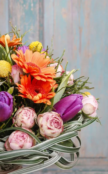 Bouquet di margherite gerbere arancioni, tulipani viola e rose rosa — Foto Stock