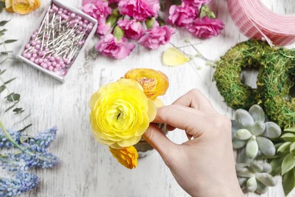 Toko bunga di tempat kerja. Wanita membuat karangan bunga — Stok Foto