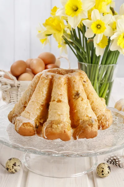 Traditional easter cake and bouquet of daffodils — Stock Photo, Image