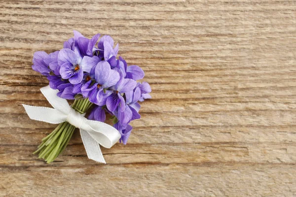 Μπουκέτο των ιωδών λουλουδιών (Viola Odorata) σε ξύλο — Φωτογραφία Αρχείου