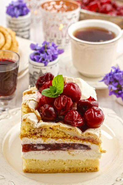 Cherry layer cake — Stock Photo, Image