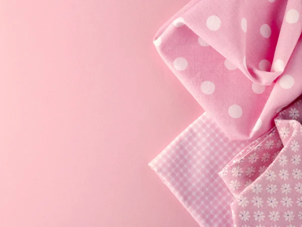 Růžový tkaniny na růžovém pozadí — Stock fotografie