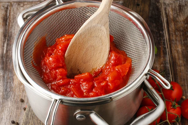 Att göra tomatsås — Stockfoto