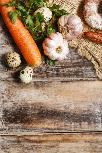 Sausages, spices and garlic on wood — Stock Photo, Image