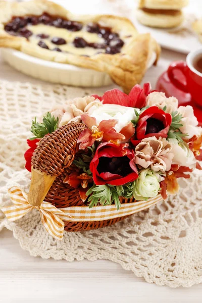 Bouquet of flowers in wicker goose. Table centerpiece idea — Stock Photo, Image