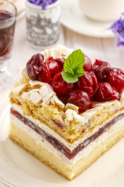 Cherry layer cake — Stockfoto