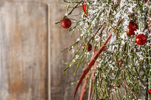 Sfondo natalizio: palline rosse, albero di Natale, neve — Foto Stock