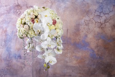 Beyaz Orkide, karanfil ve chrysanthe çiçek aranjmanı