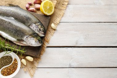 İki gökkuşağı alabalık rustik ahşap tablo