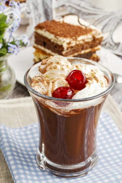 Rischer Kaffee mit Kirschen und Tiramisu-Kuchen — Stockfoto