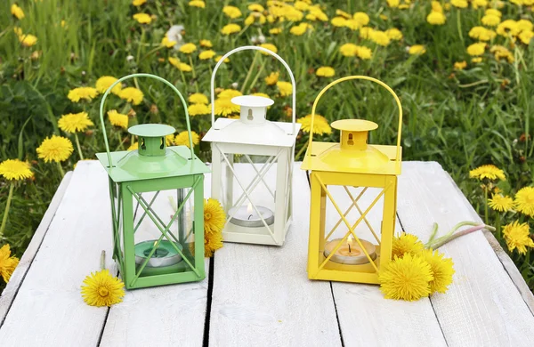 Schöne bunte Laternen auf Holztisch — Stockfoto