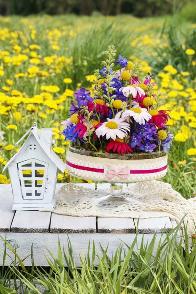 Hermoso arreglo floral con flor de gerberas y delphinium . —  Fotos de Stock