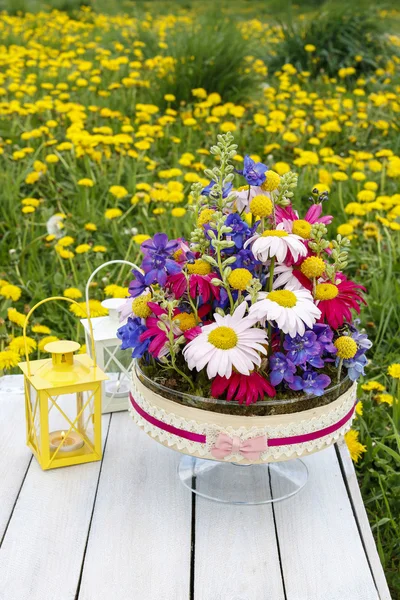 Beautiful floral arrangement with gerbera flower and delphinium. — Stock Photo, Image