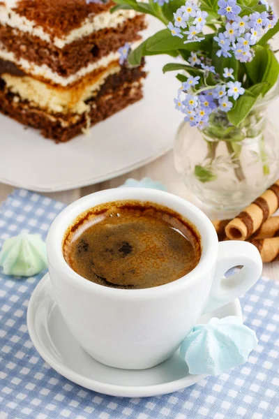 一杯のコーヒーとティラミス ケーキ — ストック写真