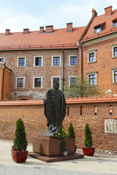 Monument of Pope John Paul II at the Wawel Royal Castle, Krakow, — Stock Photo, Image