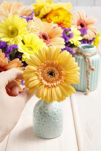 陶製の花瓶にガーベラの花 — ストック写真