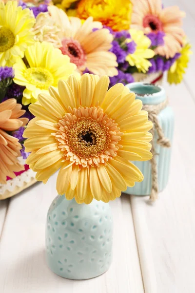 Flor de gerbera em vaso cerâmico — Fotografia de Stock