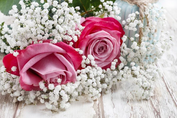 Rosas cor-de-rosa bonitas e Gypsophila (flores da respiração do bebê ). — Fotografia de Stock