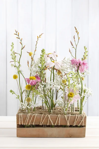 Blommig tabellen arrangemanget med gerbera blommor — Stockfoto