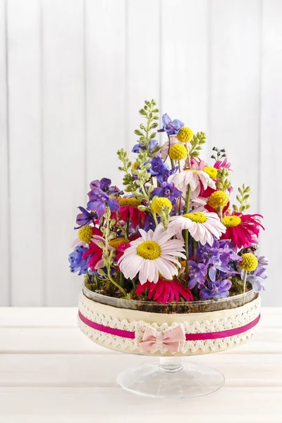 Настільна квіткова композиція з квітами гербери — стокове фото