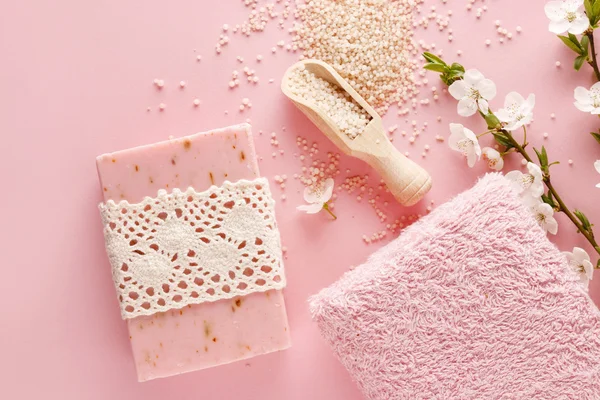 Różowy zestaw spa: bar mydła ręcznie robione, soli morskiej i ręcznik. — Zdjęcie stockowe