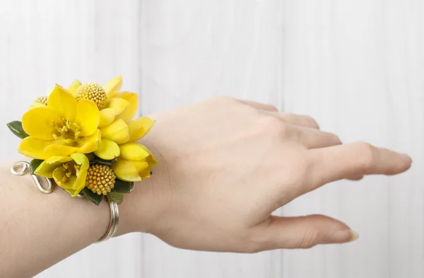 Corsário de pulso feito de flores amarelas — Fotografia de Stock