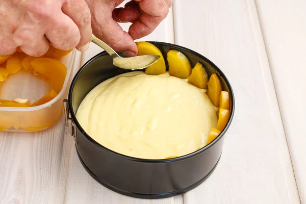 Maken van perzik Cheesecake — Stockfoto