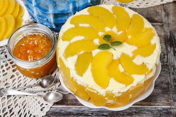 Party table with peach cheese cake — Stock Photo, Image