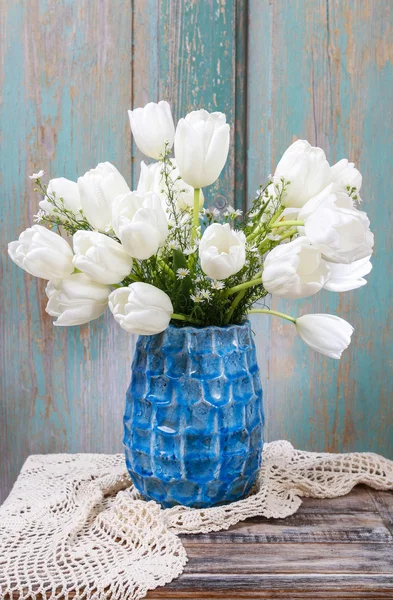 Buchet de lalele albe în vază ceramică albastră — Fotografie, imagine de stoc