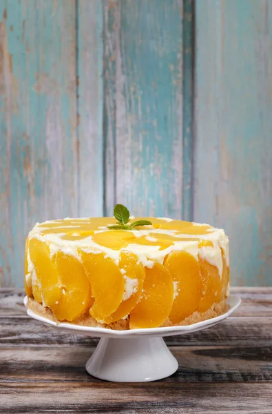 Party table with peach cheese cake — Stock Photo, Image