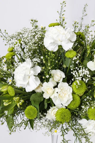 Flower arrangement with white carnations — Stock Photo, Image