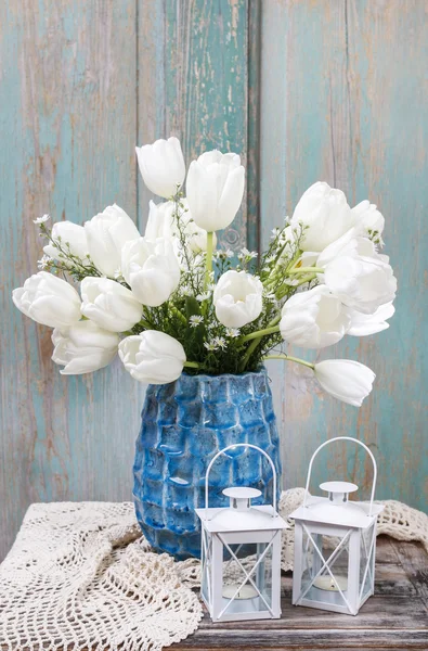 Ramo de tulipanes blancos en jarrón de cerámica azul —  Fotos de Stock