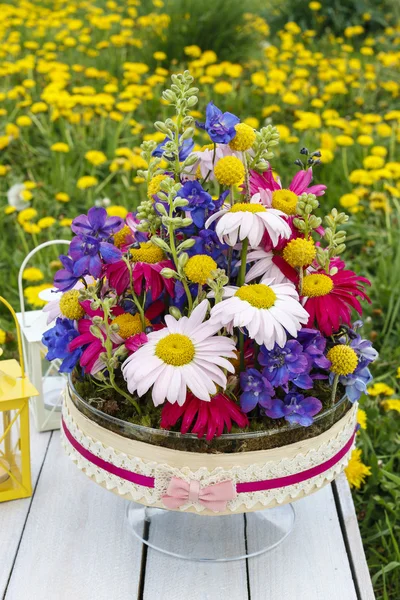 Arreglo floral con flor de gerberas y delfinio . —  Fotos de Stock