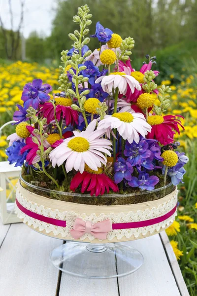 Arreglo floral con flor de gerberas y delfinio . —  Fotos de Stock