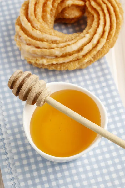 Ciambella Churro e ciotola di miele — Foto Stock