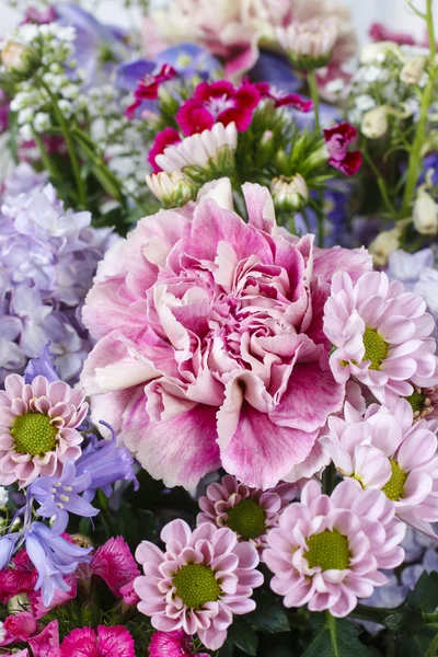 Strauss aus Nelken, Flieder und Chrysanthemen — Stockfoto