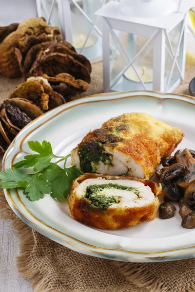 Hühnerbrötchen gefüllt mit Spinat und gebratenen Pilzen — Stockfoto