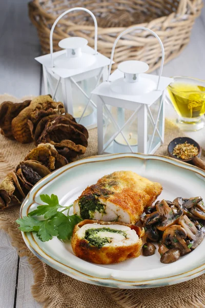 Rotolo di pollo ripieno di spinaci e funghi arrosto — Foto Stock