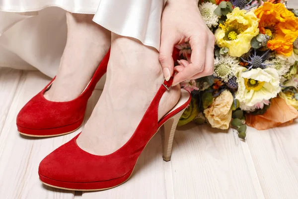 Bride in red shoes — Stock Photo, Image