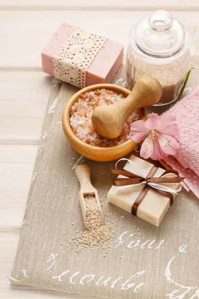 Bol de sel de mer, bar de savon, serviettes et fleur d'alstroemeria — Photo