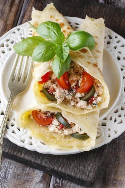 Cocina mediterránea: crepes rellenos de queso y verduras —  Fotos de Stock