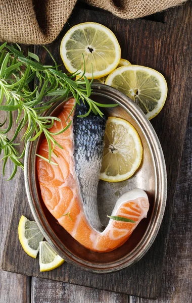 Raw salmon fillet — Stock Photo, Image