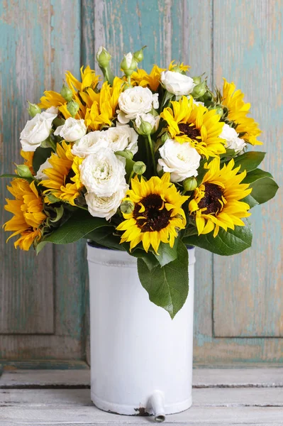 Bouquet of white roses and sunflowers — Stock Photo, Image