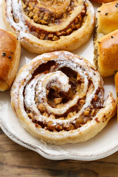 Rollen met appel en kaneel — Stockfoto