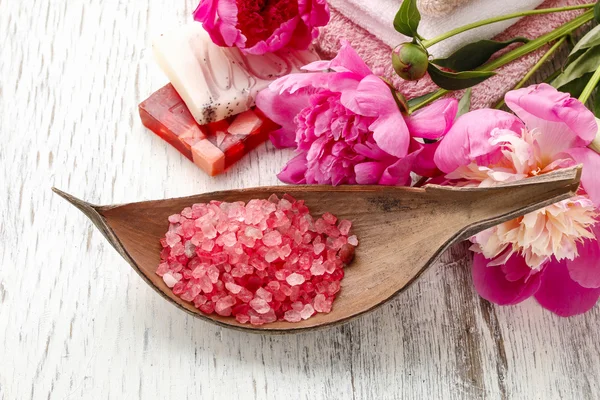 Rode zeezout en bars van natuurlijke handgemaakte zeep — Stockfoto