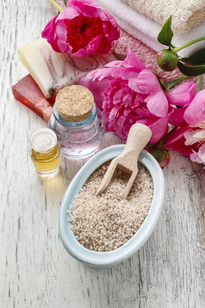 Kom met zeezout, essentiële oliën, bars van zeep en peony bloemen — Stockfoto