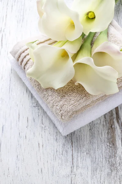 Ręczniki i bukiet kwiatów białych kalii — Zdjęcie stockowe